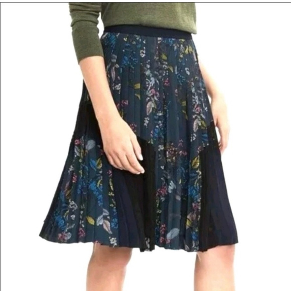 Banana Republic Floral Pleated Navy and Black Skirt - Women